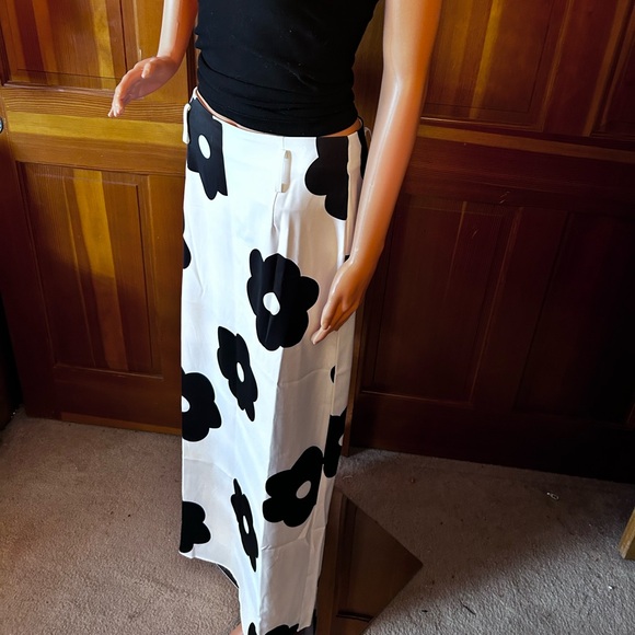 Black and White Floral Print Maxi Skirt - Picture 13 of 14